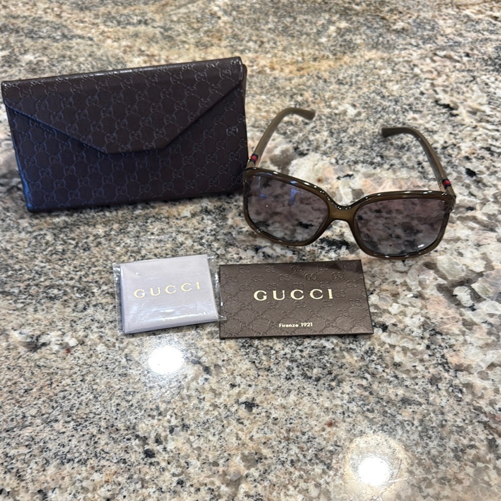 Gucci Women's Brown Sunglasses( authentic)